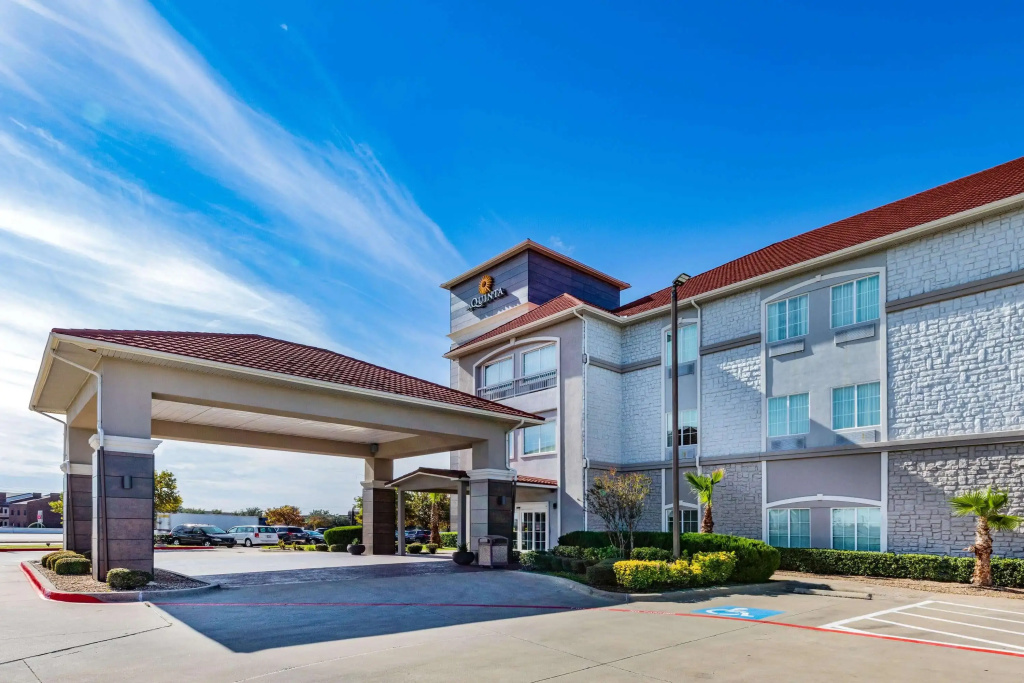 photo 1 of La Quinta Inn & Suites by Wyndham Garland Harbor Point