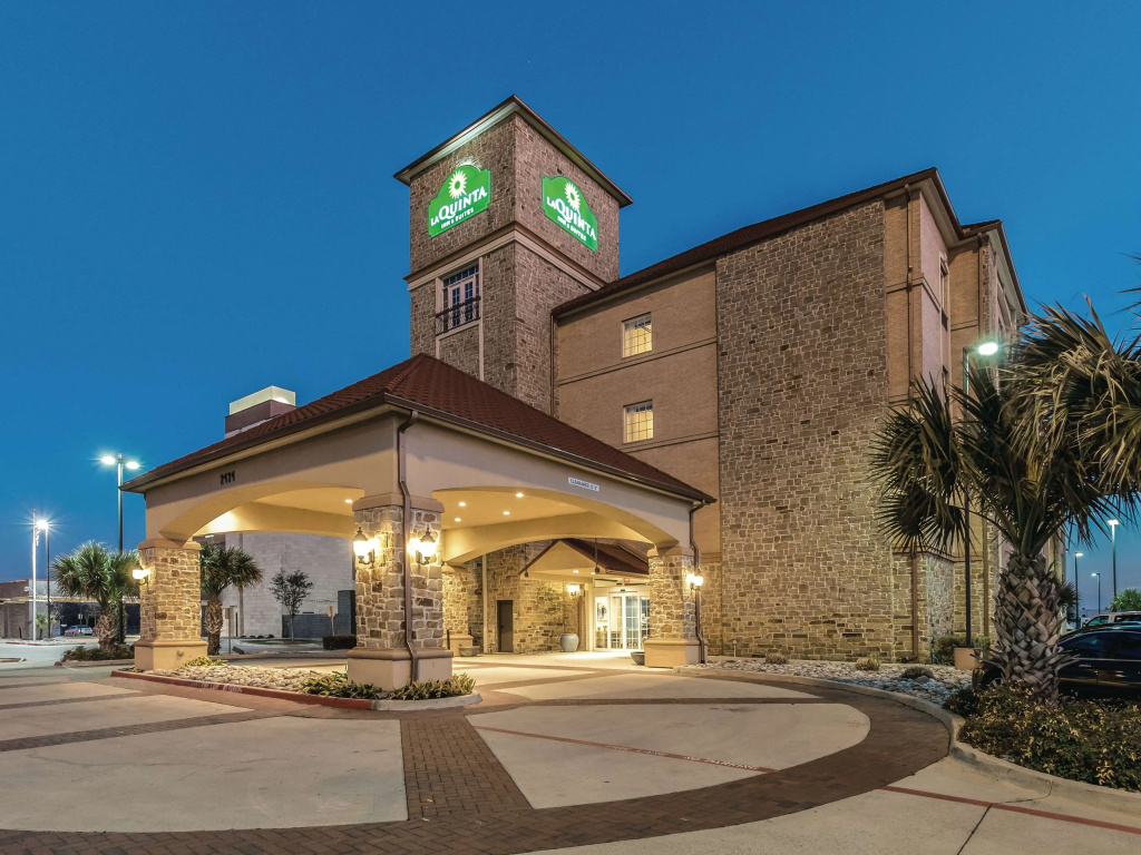 photo 1 of La Quinta Inn & Suites by Wyndham Dallas Grand Prairie South