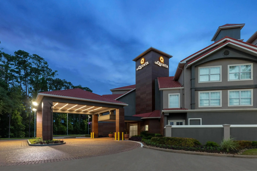 photo 1 of La Quinta Inn & Suites by Wyndham Houston Bush IAH South