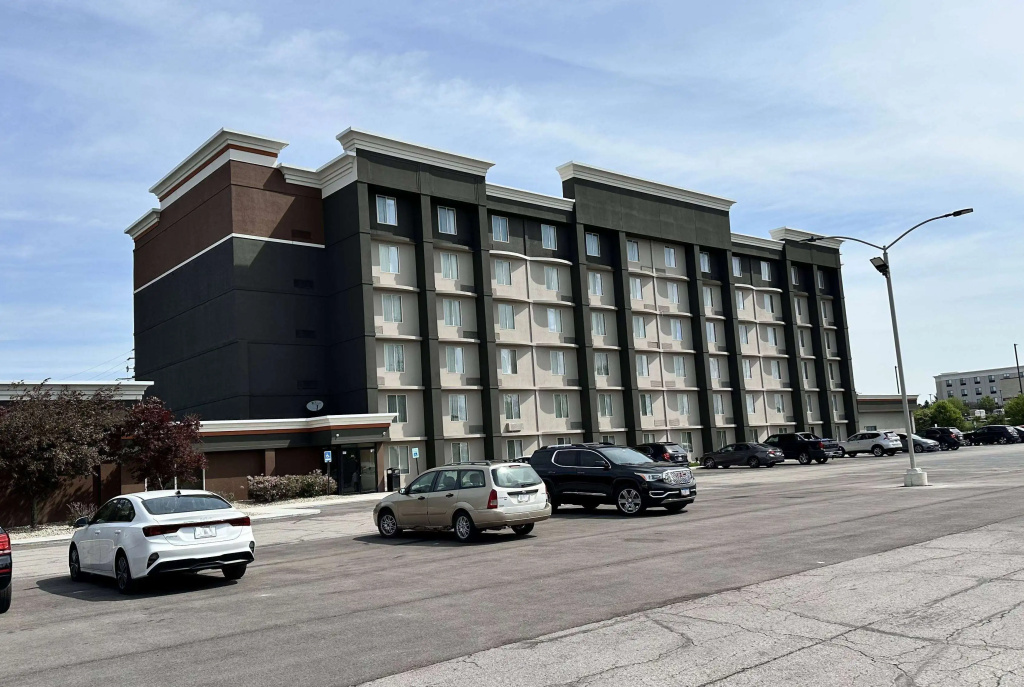 photo 1 of La Quinta Inn & Suites by Wyndham Indianapolis South