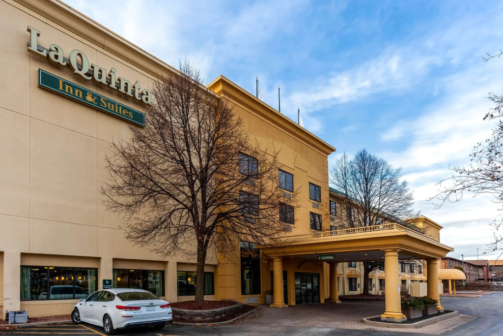 photo 1 of La Quinta Inn & Suites by Wyndham Milwaukee Bayshore Area
