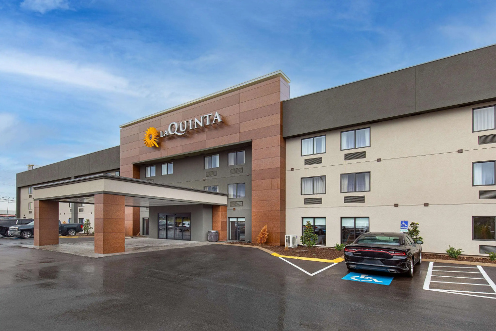 photo 1 of La Quinta Inn & Suites by Wyndham Nashville Airport
