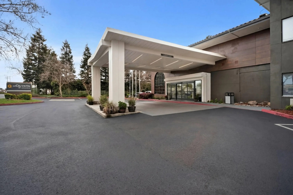 photo 1 of La Quinta Inn & Suites by Wyndham Oakland - Hayward