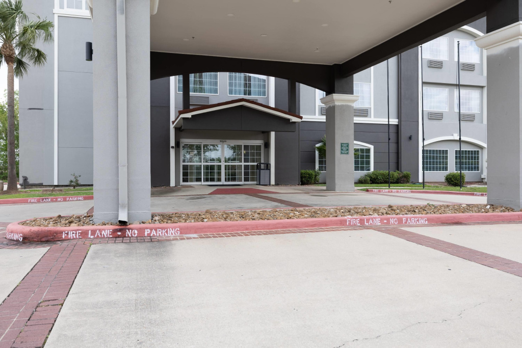 photo 1 of La Quinta Inn & Suites by Wyndham Pearland - Houston South