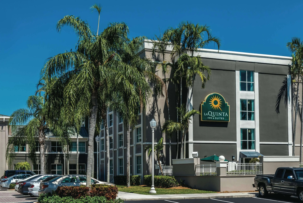 photo 1 of La Quinta Inn & Suites by Wyndham Plantation at SW 6th St