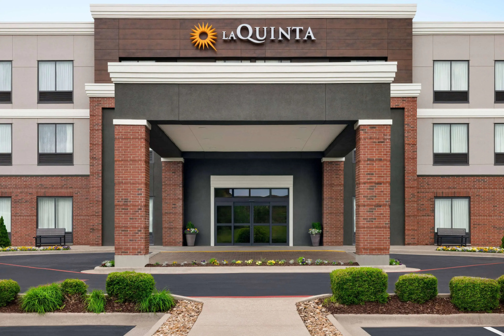 photo 1 of La Quinta Inn & Suites by Wyndham Springfield Airport/Rte 66