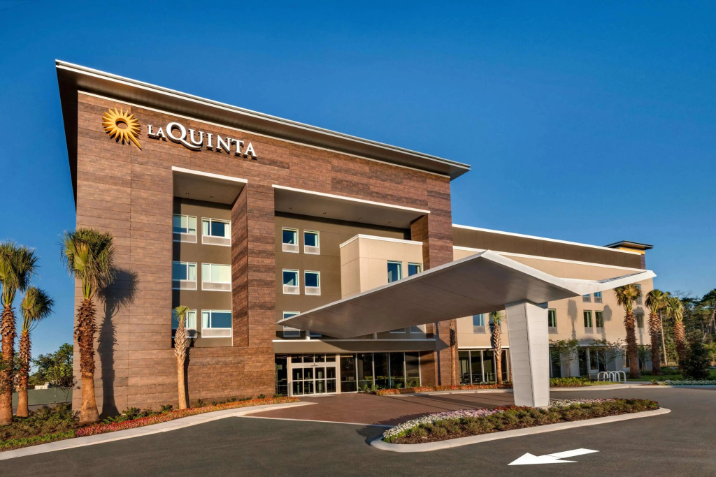 photo 1 of La Quinta Inn & Suites by Wyndham Orlando - IDrive Theme Parks