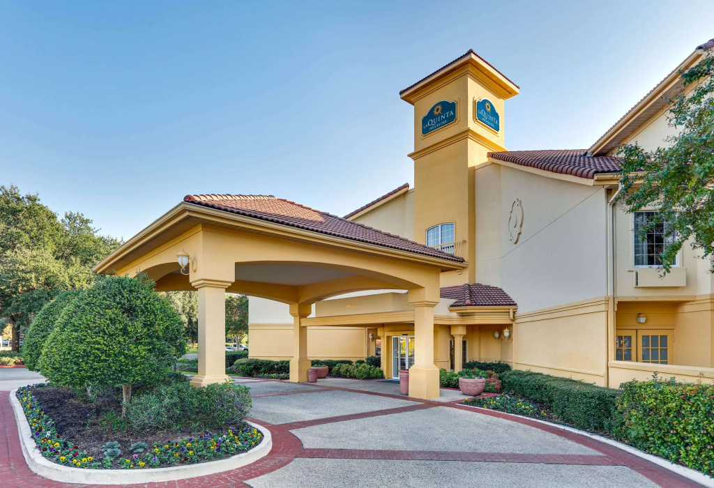photo 1 of La Quinta Inn & Suites by Wyndham Dallas - Addison Galleria