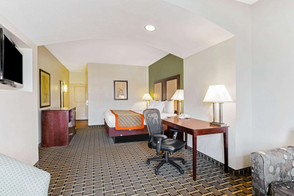 photo 1 of La Quinta Inn And Suites Lancaster