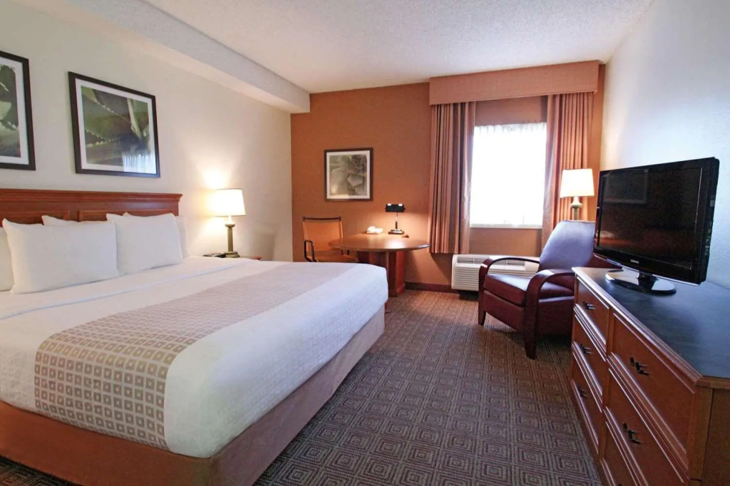 photo 1 of La Quinta Inn And Suites Orlando South