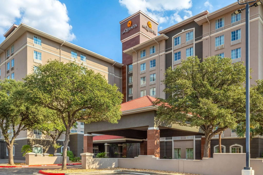 photo 1 of La Quinta Inn & Suites by Wyndham San Antonio Airport