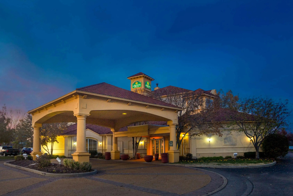 photo 1 of La Quinta Inn & Suites by Wyndham St. Louis Westport