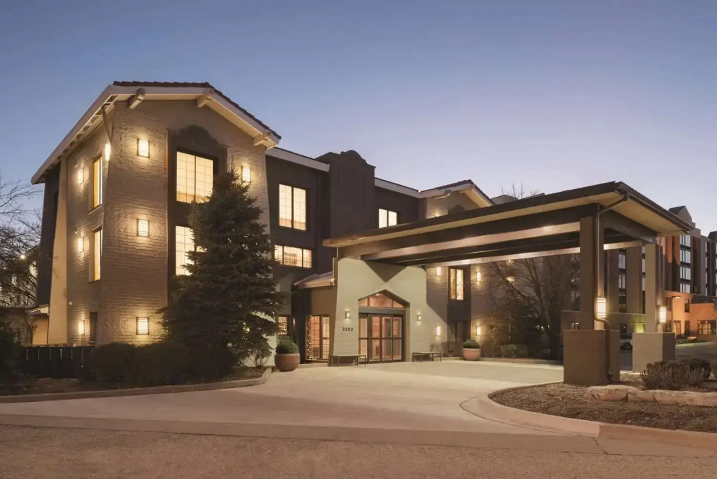 photo 1 of Country Inn & Suites by Radisson, Hoffman Estates, IL