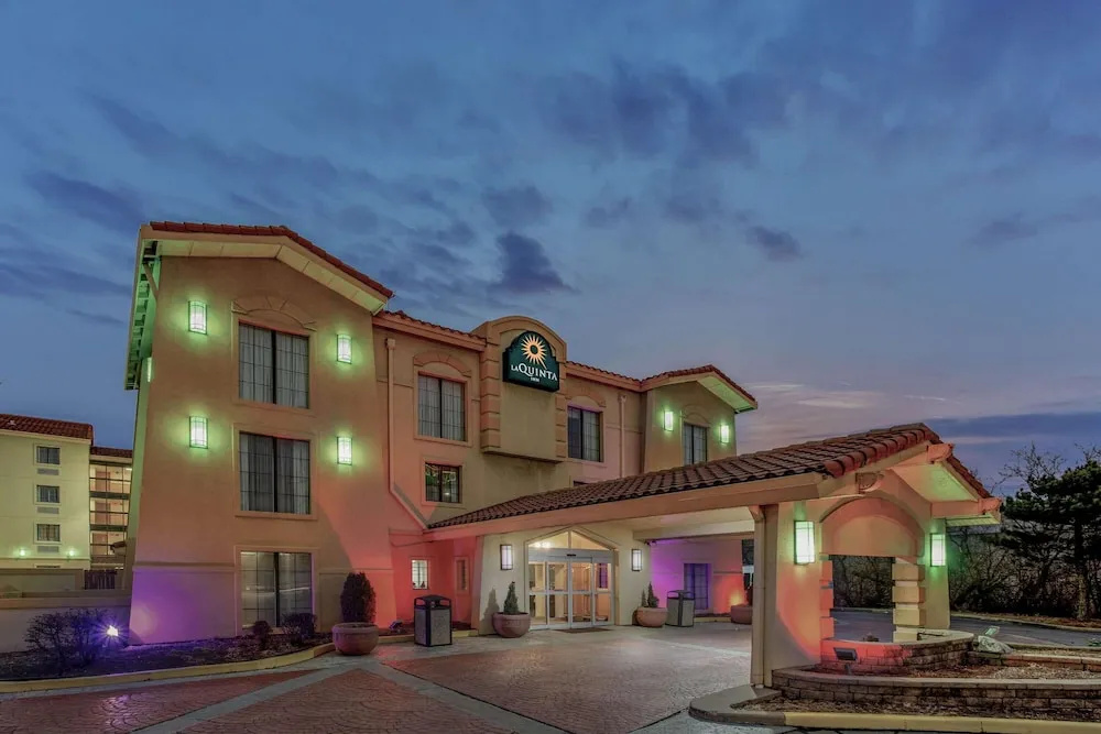 photo 1 of La Quinta Inn Chicago Ohare Airport