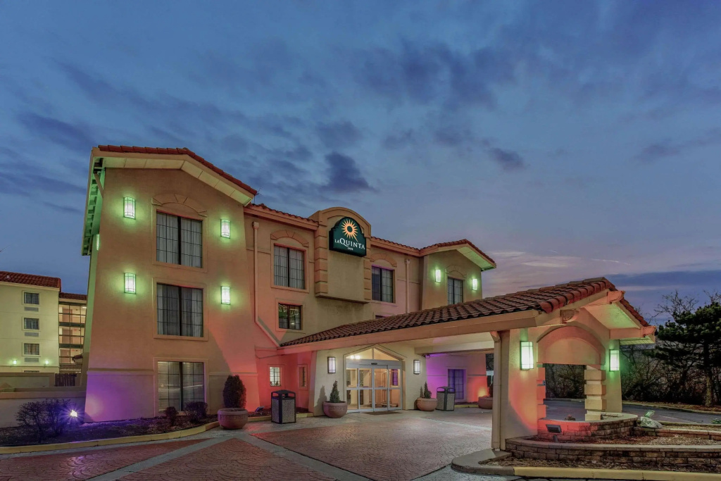 photo 1 of La Quinta Inn by Wyndham Chicago O'Hare Airport