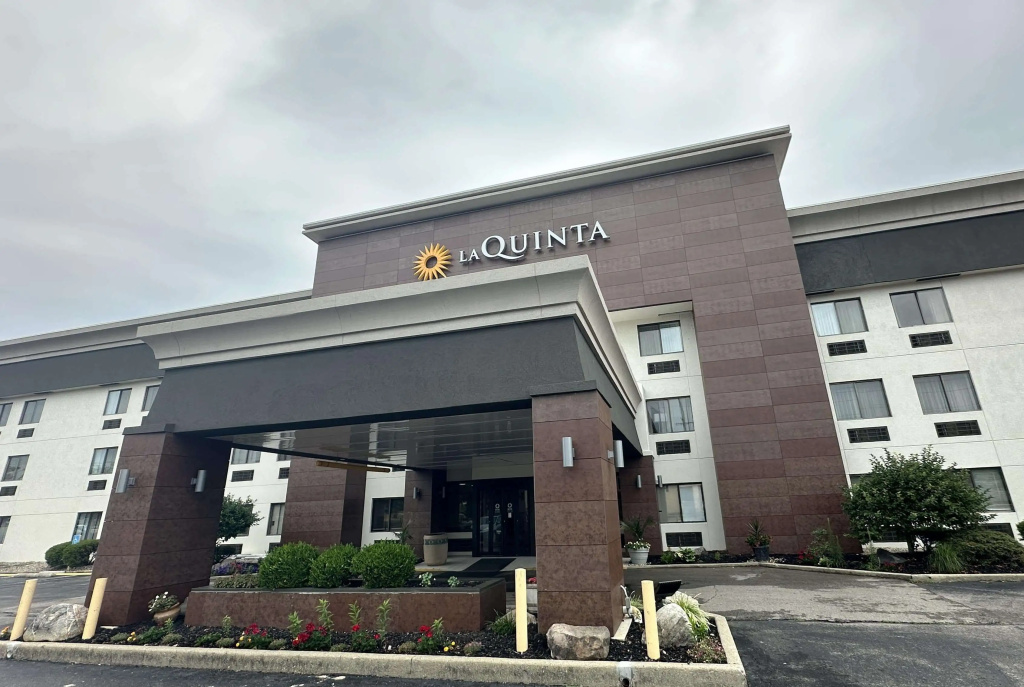 photo 1 of La Quinta Inn and Suites by Wyndham Cincinnati North
