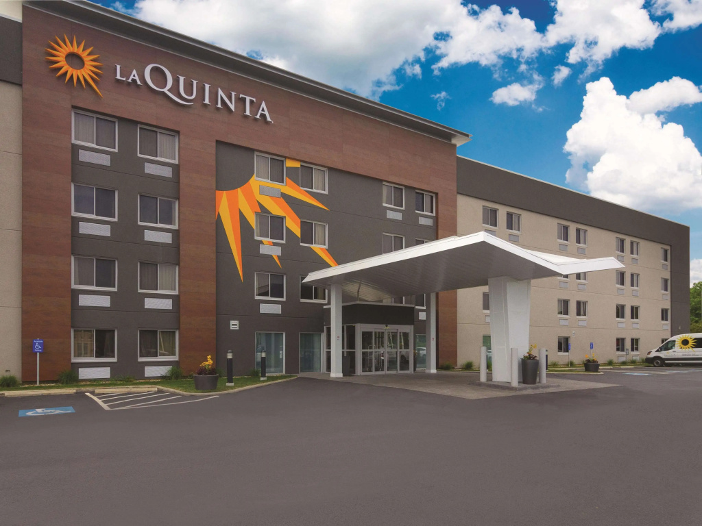 photo 1 of La Quinta Inn & Suites by Wyndham Cleveland - Airport North