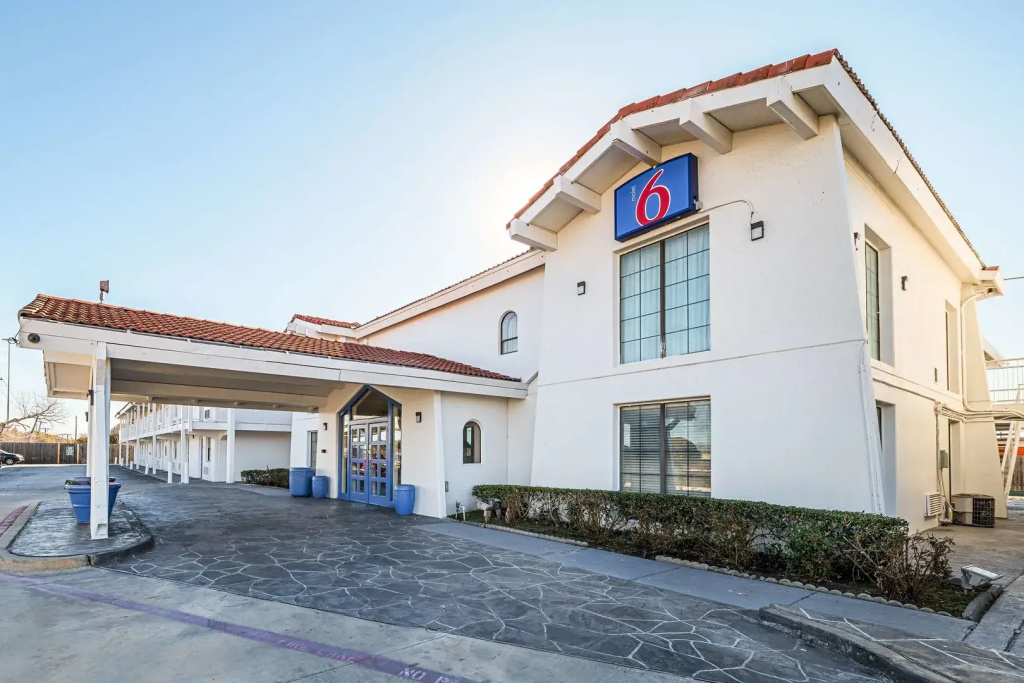 photo 1 of Motel 6 Grand Prairie, TX - Interstate 30