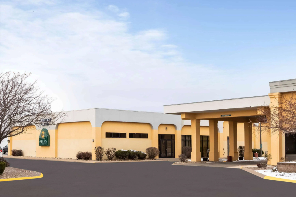 photo 1 of La Quinta Inn by Wyndham Davenport & Conference Center