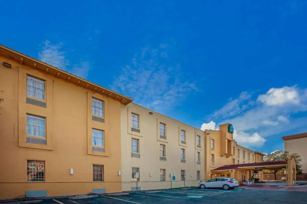 photo 1 of La Quinta Inn by Wyndham Houston Greenway Plaza Medical Area