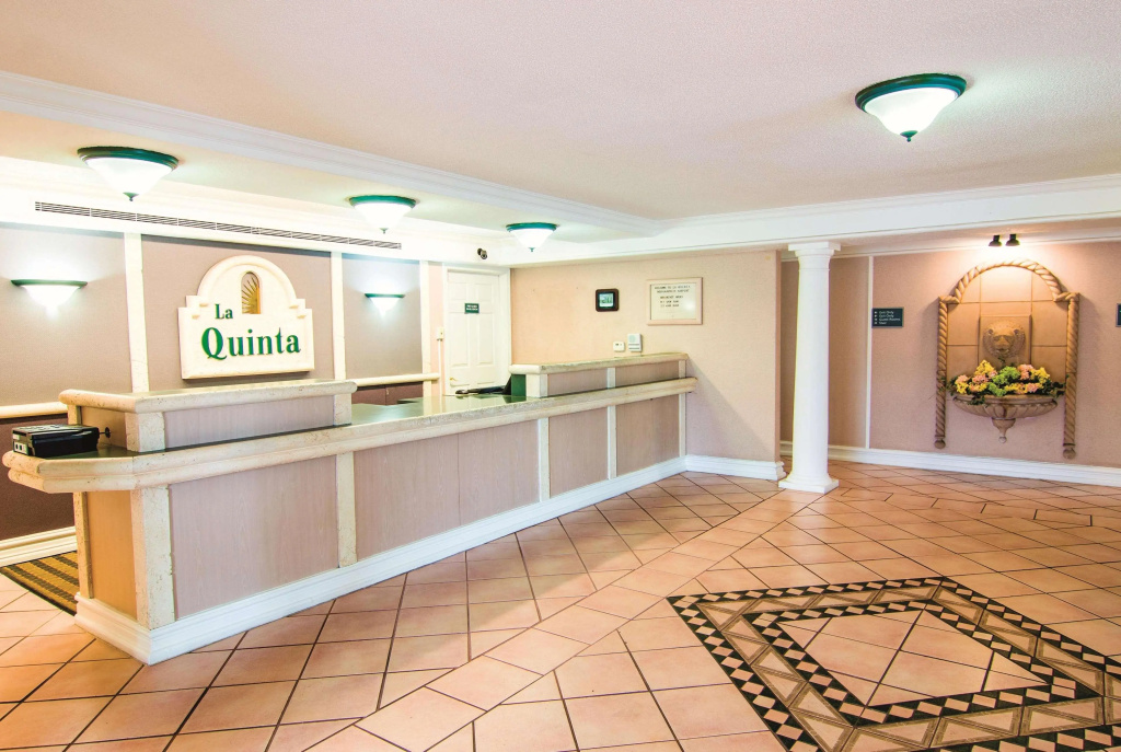 photo 1 of La Quinta Inn Indianapolis Airport / Lynhurst