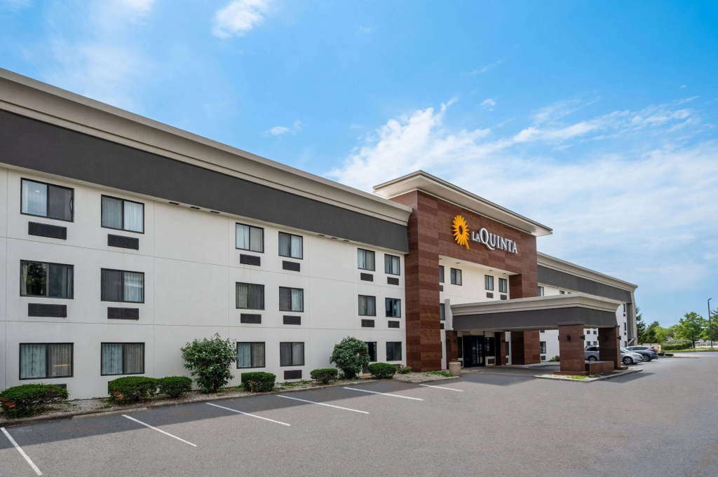 photo 1 of La Quinta Inn by Wyndham Indianapolis Airport Executive Dr