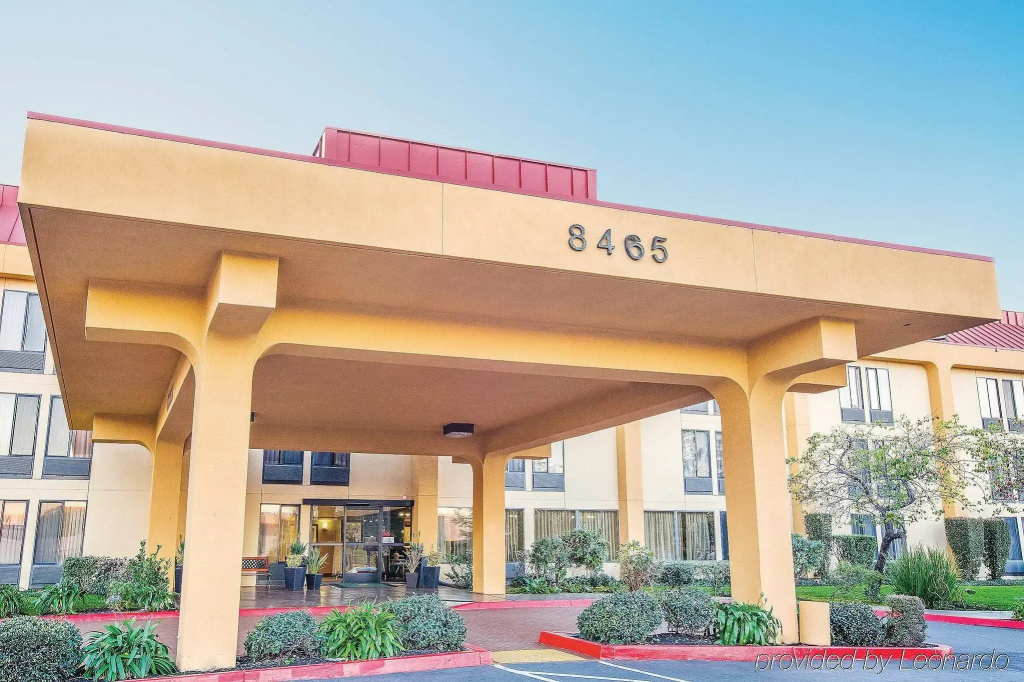 photo 1 of La Quinta Inn & Suites by Wyndham Oakland Airport Coliseum