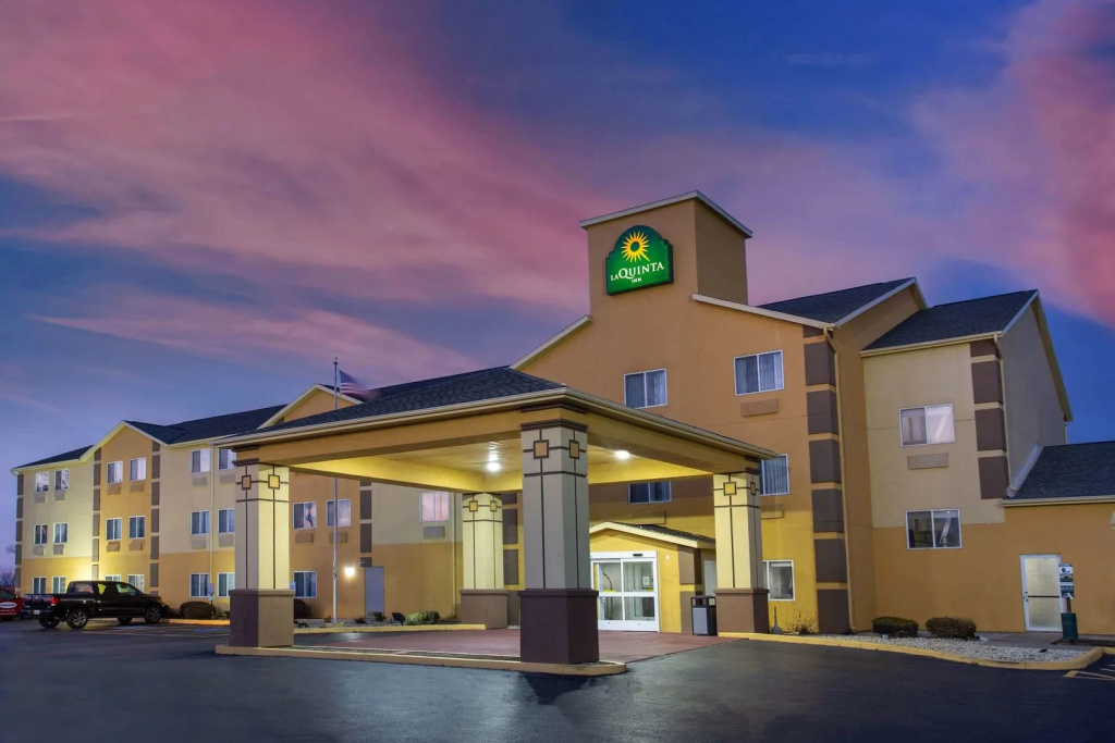 photo 1 of La Quinta Inn & Suites by Wyndham Peru Starved Rock St Park