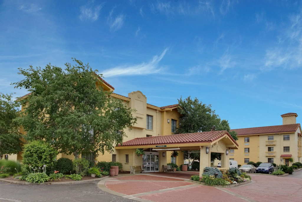 photo 1 of La Quinta Inn By Wyndham Pittsburgh Airport