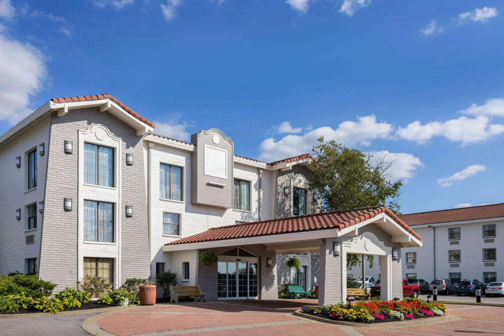 photo 1 of La Quinta Inn by Wyndham Pittsburgh Airport
