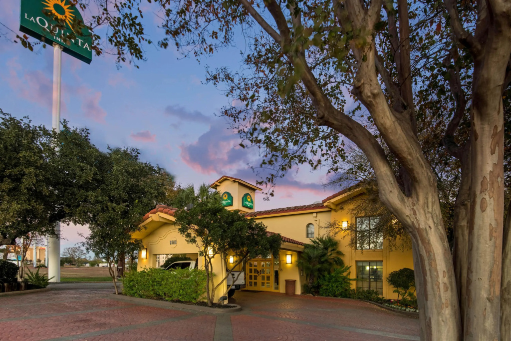 photo 1 of La Quinta Inn by Wyndham San Antonio I-35 N at Rittiman Rd