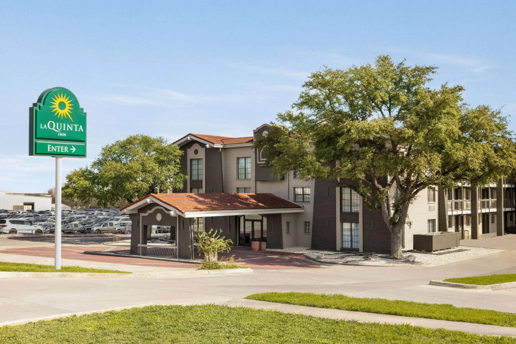 photo 1 of La Quinta Inn by Wyndham San Antonio I-35 N at Toepperwein