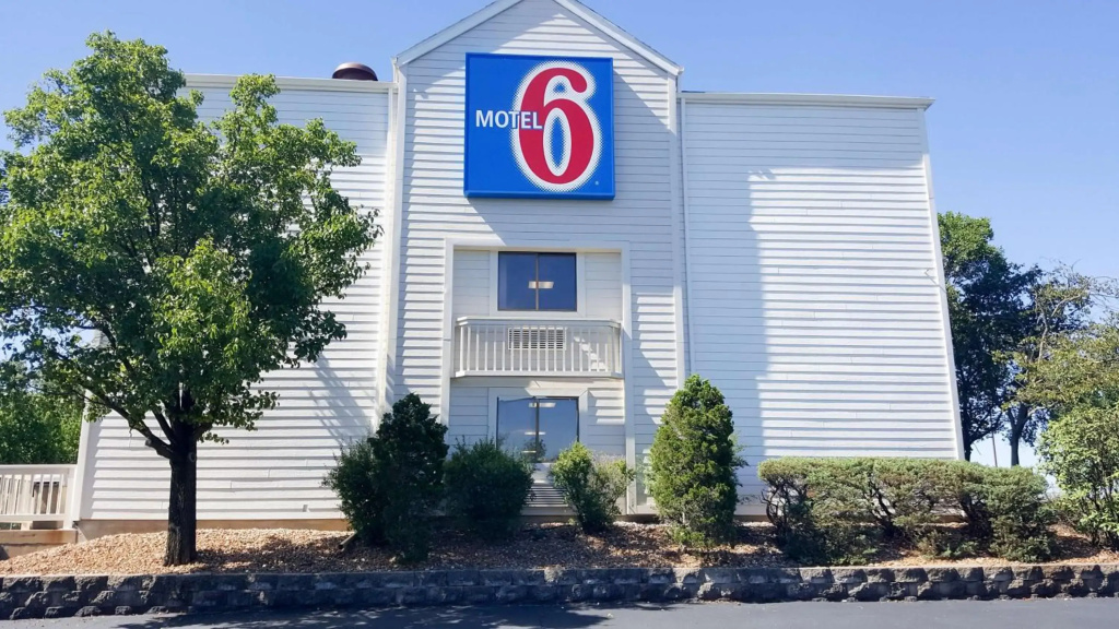 photo 1 of Motel 6 Maryland Heights, MO