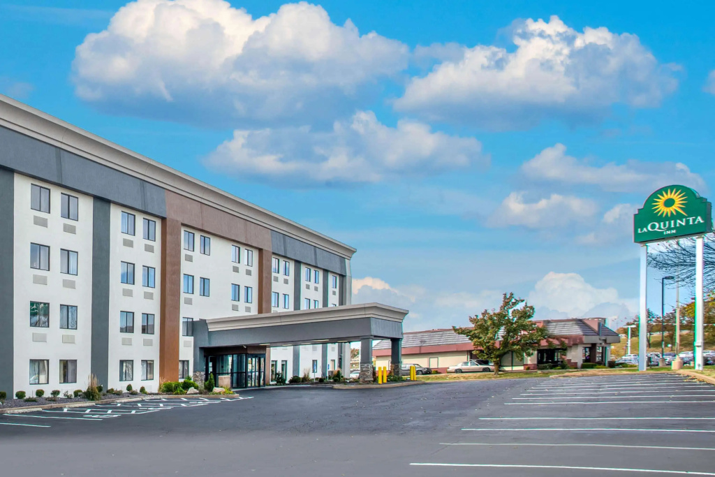 photo 1 of La Quinta Inn & Suites by Wyndham St. Louis Hazelwood/ North