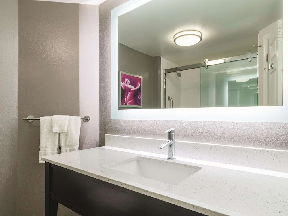 photo 1 of La Quinta Inn & Suites Alexandria Airport