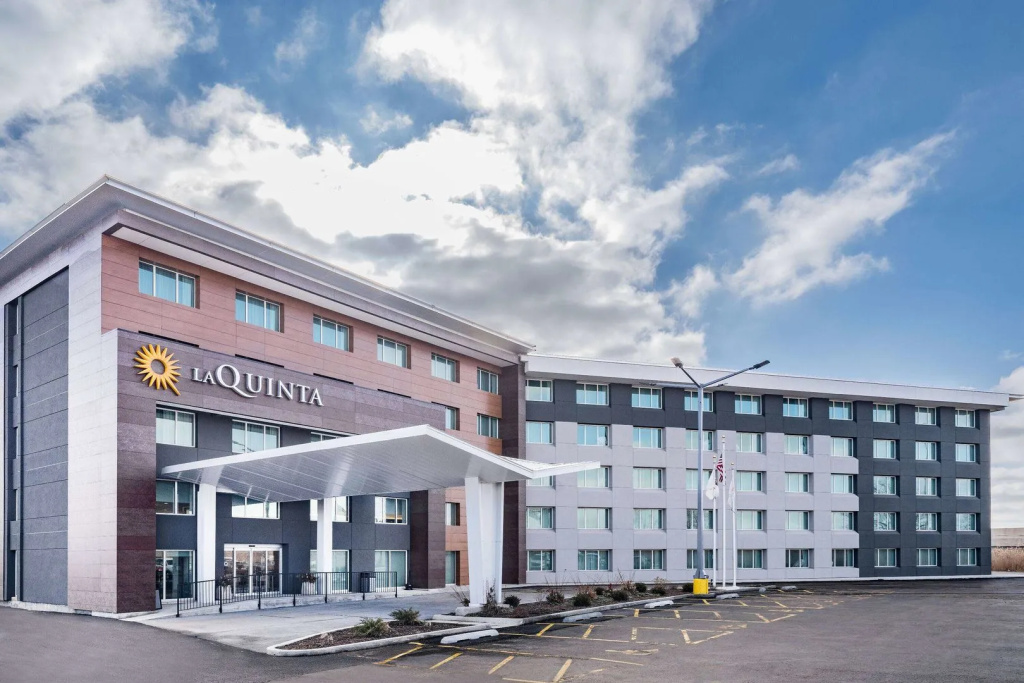 photo 1 of La Quinta by Wyndham Chicago O'Hare Airport