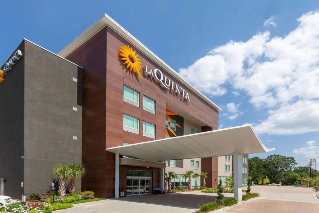 photo 1 of La Quinta Inn & Suites by Wyndham Lafayette Oil Center