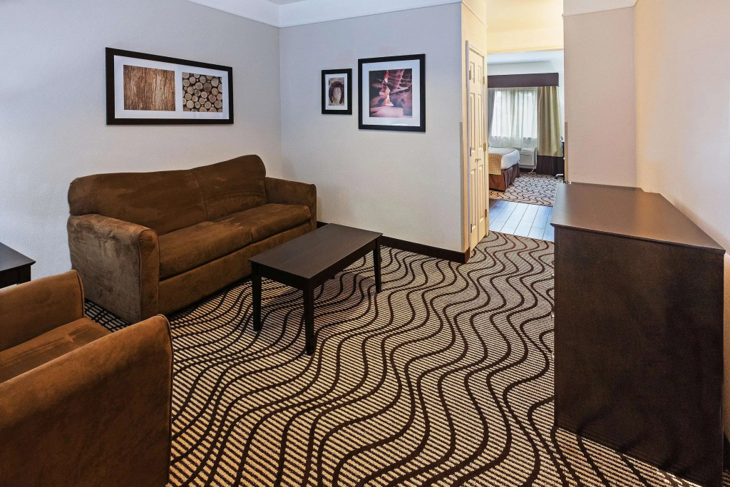 photo 1 of La Quinta Inn & Suites by Wyndham Pasadena