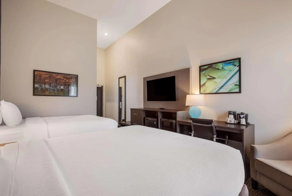 photo 1 of La Quinta Inn & Suites by Wyndham Sulphur (Lake Charles)