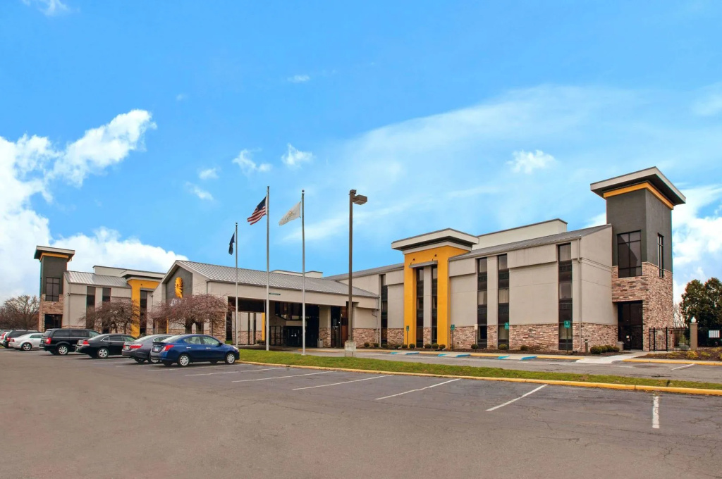 photo 1 of La Quinta Inn & Suites Detroit Metro Airport