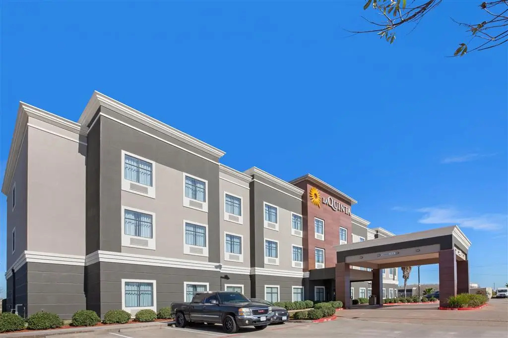 photo 1 of La Quinta Inn & Suites Pasadena North