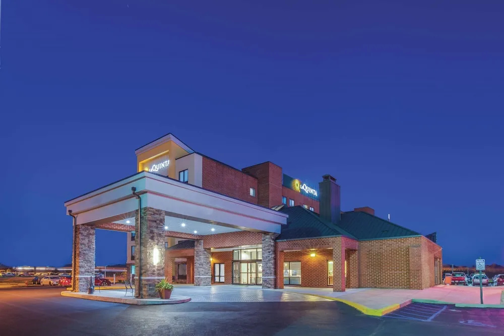 photo 1 of La Quinta Inn And Suites Philadelphia Airport (Ex Airport Inn Philadelphia /Ex Comfort Inn)