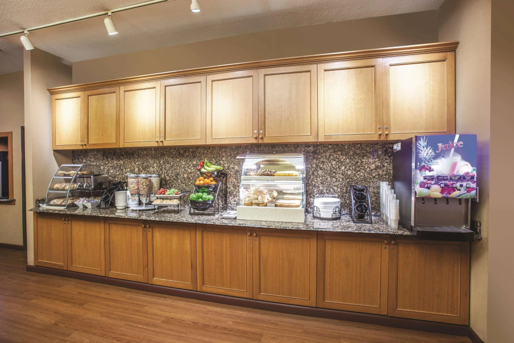 photo 1 of La Quinta Inn And Suites Portland Airport
