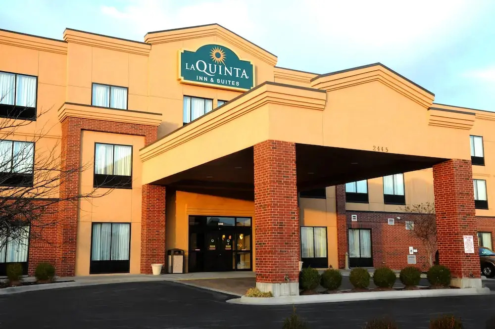 photo 1 of La Quinta Inn & Suites Springfield Airport Plaza