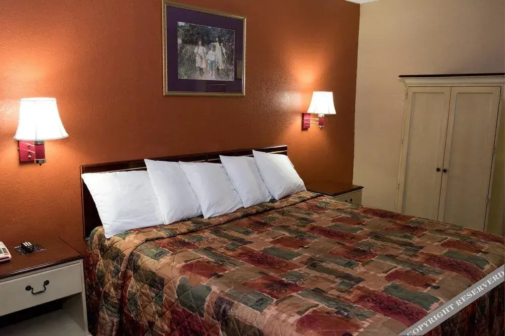photo 1 of Lakeview Inn