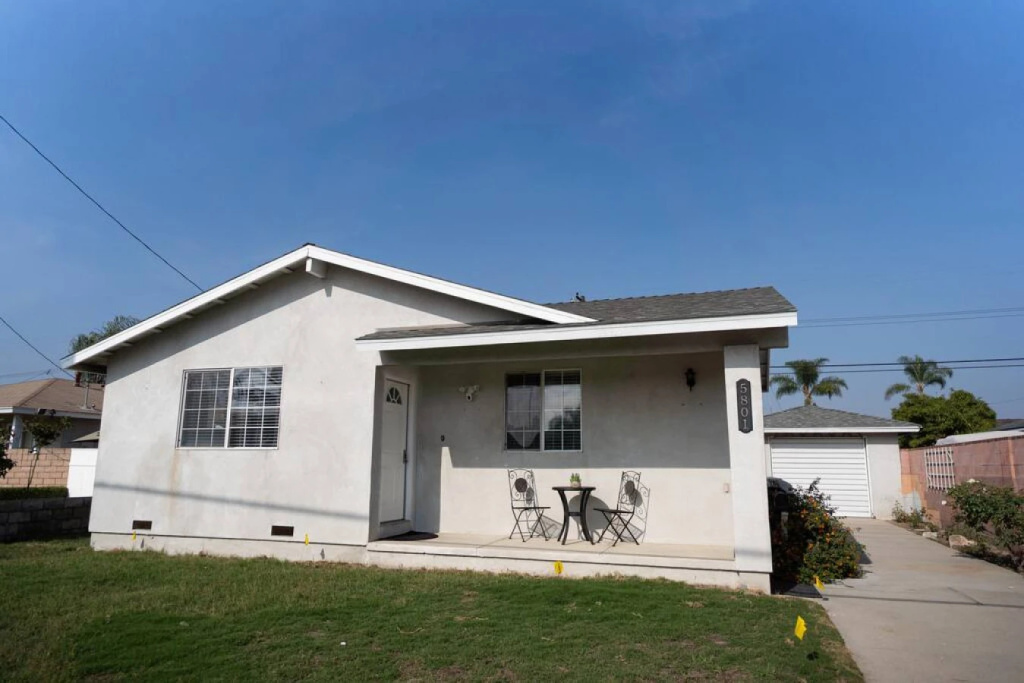 photo 1 of LARGE 4-BEDROOM HOUSE WITH AIR HOCKEY TABLE CLOSE TO DISNEYLAND IN ORANGE COUNTY  (p41)