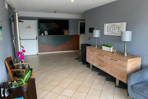 photo 1 of Large Hotel Style Suite (C00)