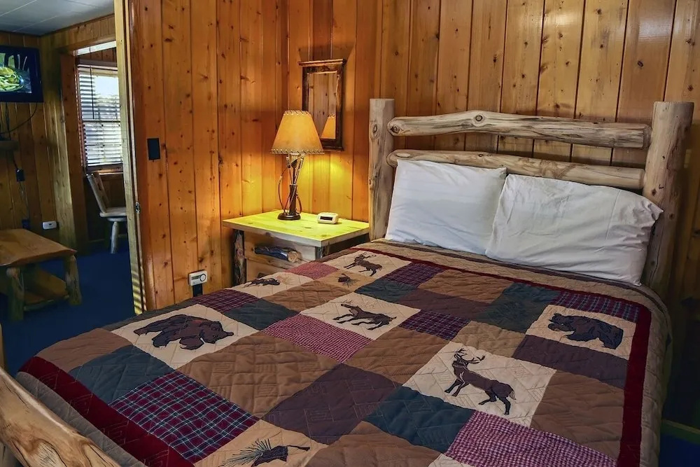photo 1 of Lazy R Cottages: 2 2 Bedroom Cabin