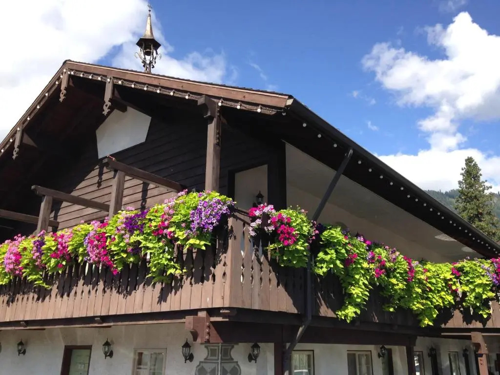 photo 1 of Linderhof Inn