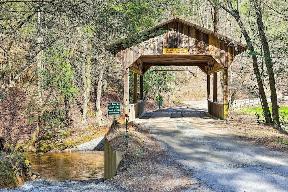 photo 1 of 'little Fox Den Ellijay Cabin Rental w/ Hot Tub!
